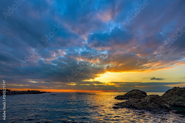 Obraz  森戸海岸の岩場越しに広がる美しい夕焼けの空　湘南葉山の絶景