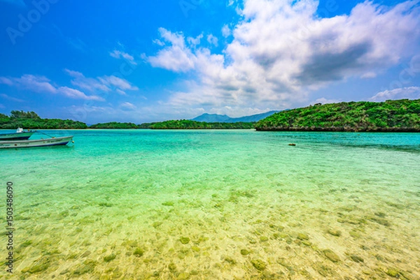 Obraz  青い空とエメラルドグリーンの海が美しい石垣島