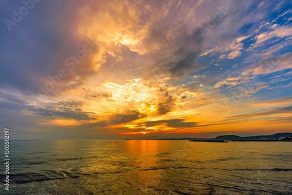 Obraz  森戸海岸に沈む美しい夕日と湘南の幻想的な空