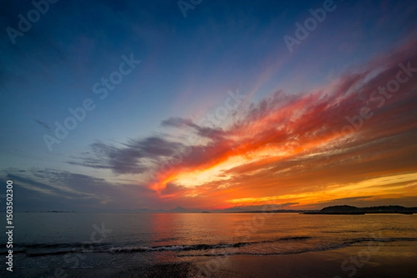 Obraz  森戸海岸に沈む美しい夕日と湘南の幻想的な空