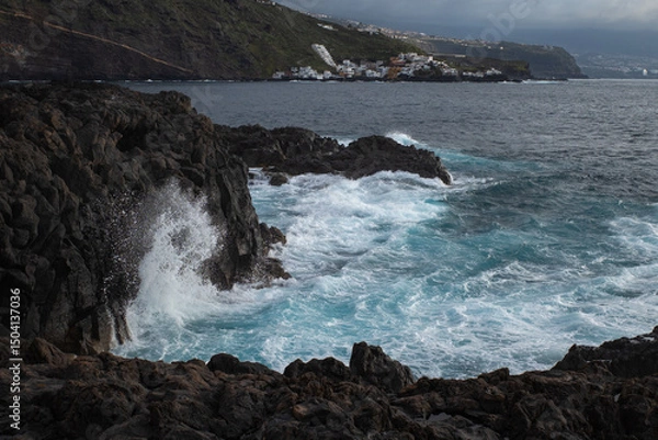 Fototapeta waves crashing on rocks