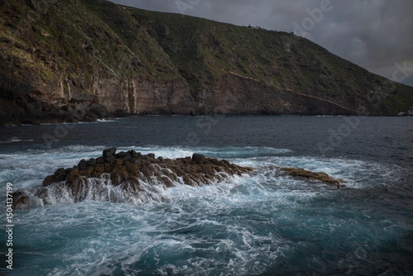 Fototapeta waves crashing on rocks