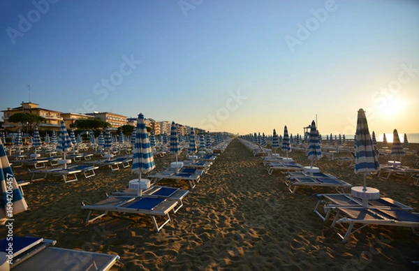 Obraz the sun rises at dawn on the beach Still deserted