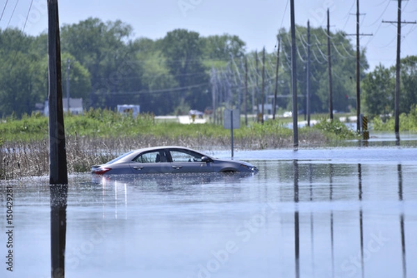 Obraz Osierocony samochód na zalanej drodze
