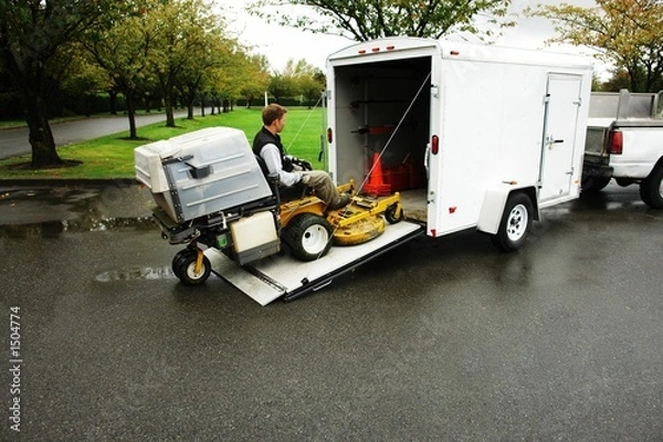 Fototapeta Fioletowe tulipany w niesamowitym wiosennym ogrodzie. Koncepcja panoramy lub transparentu.