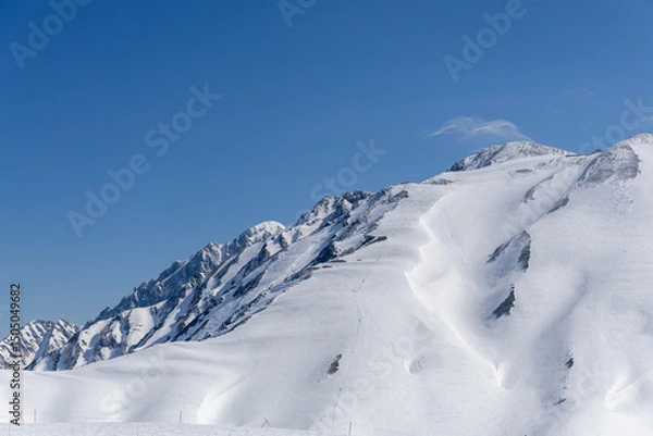 Obraz 春の立山、蒸気漂う雪景と神秘の山岳風景、剱岳