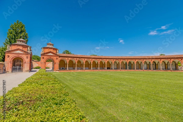 Fototapeta the middle of Monumental cemetery of Ferraraof Italy, the Charterhouse of Ferrara. In Italy it features a curved portico with arches and columns surrounding a green lawn.