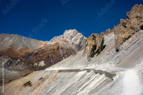 Obraz A new wide trekking route to Tilicho base camp in sunny autumn day. Annapurna circuit trekking, Himalaya mountains, Nepal.