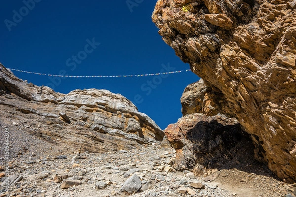 Obraz Trekking route in Himalaya highlands in Nepal. A way from Thorung Phedi to Thorung high camp.