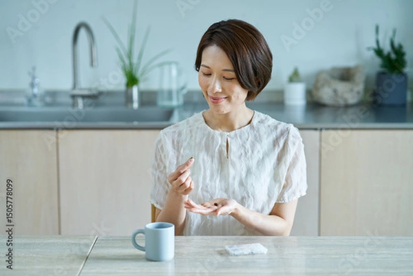 Fototapeta サプリメントを飲む女性