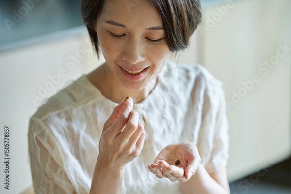 Fototapeta サプリメントを飲む女性