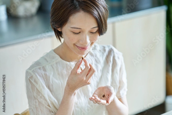 Fototapeta サプリメントを飲む女性