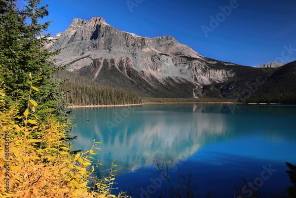 Obraz The President Range peaks overlook from the west and the north the green, turquoise-blue waters of Emerald Lake. Yoho NP-British Columbia-Canada-287