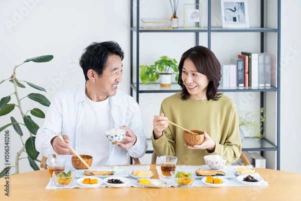 Obraz 食事をするミドルの夫婦
