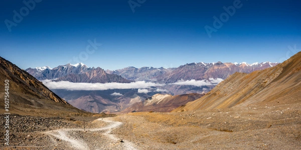 Obraz On the way from the Thorang La pass to Muktinath in front of a mountain range. Annapurna Circuit Trek, Nepal