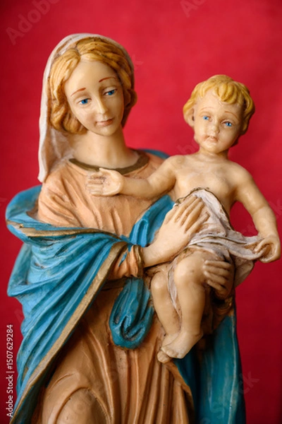 Obraz A statue of the Virgin Mary with the Infant Jesus.