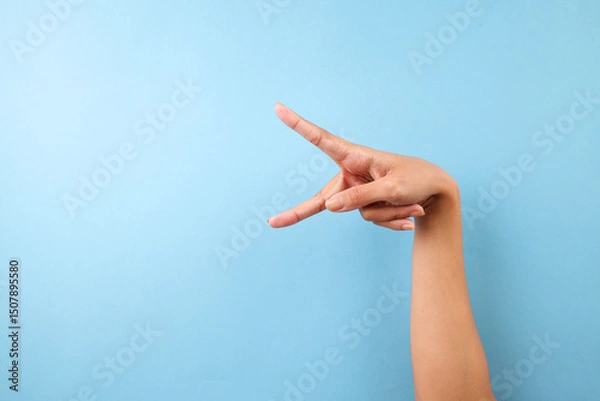 Obraz Finger Spelling Letter P In Sign Language On Blue Background