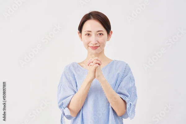Fototapeta 女性　ミドルエイジ　祈る　白背景　カメラ目線