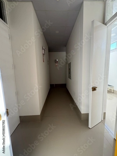 Fototapeta Interior de una edificacion de color blanco y mostasa 