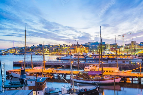 Obraz Oslo miasto, port Oslo z łodzi i jachtów o zmierzchu w Norwegii