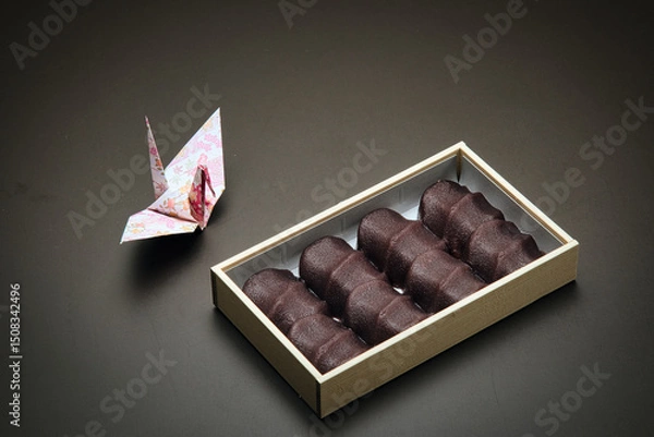 Fototapeta やわらかい餅をなめらかなこしあんで包み込んだ、美味しい銘菓の和菓子を日本茶と共にいただく