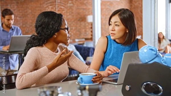 Obraz Two Businesswomen Have Informal Meeting In Office Coffee Bar