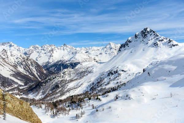 Fototapeta Majestic snowy mountain range in the Swiss Alps on a sunny early spring day