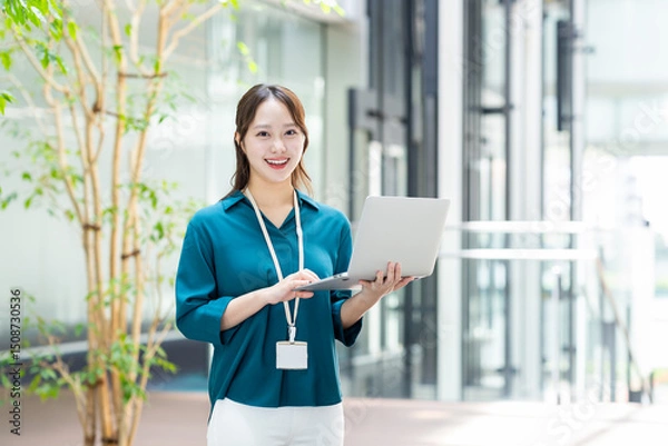 Obraz オフィスで働く若いエンジニアの女性　撮影協力:スカパー東京メディアセンター