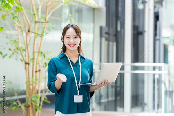 Obraz オフィスで働く若いエンジニアの女性　撮影協力:スカパー東京メディアセンター