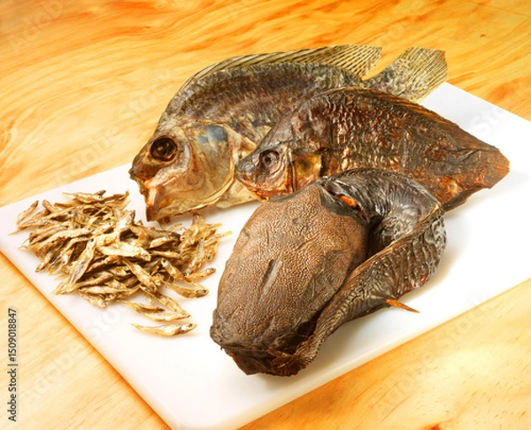Fototapeta Dried Fish, Getrockneter Fisch verschiedene Sorten, afrikanische Fische, getrocknet, 