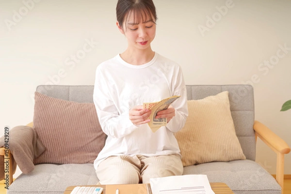 Obraz お金を数える若い女性