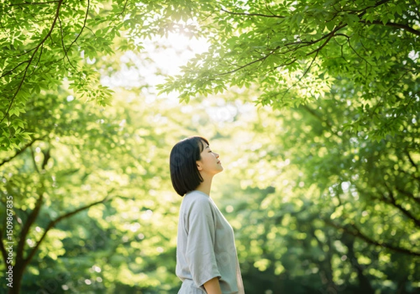 Obraz 自然の空気や木々の香りで癒されている女性