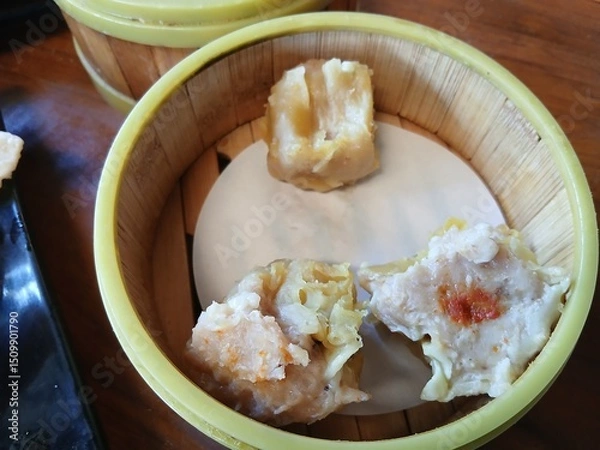 Fototapeta Somay with chicken filling tastes delicious and savory in a unique bowl made of bamboo in a circular shape