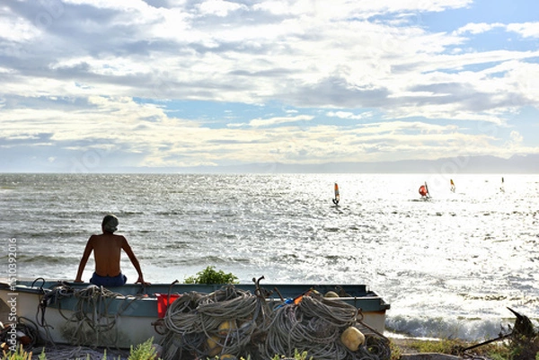 Fototapeta 鎌倉材木座海岸で海岸沖を眺める男性