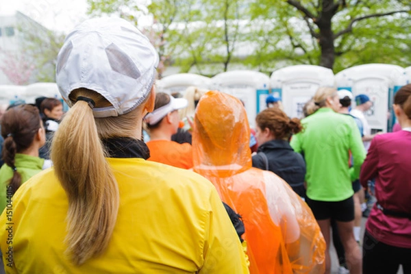 Fototapeta Brodawki w kolejce do mobilnej toalety na biegu
