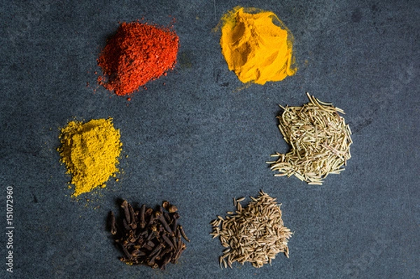 Fototapeta Сухие специи. Розмарин, зира, гвоздика, куркума, паприка, и карри. 