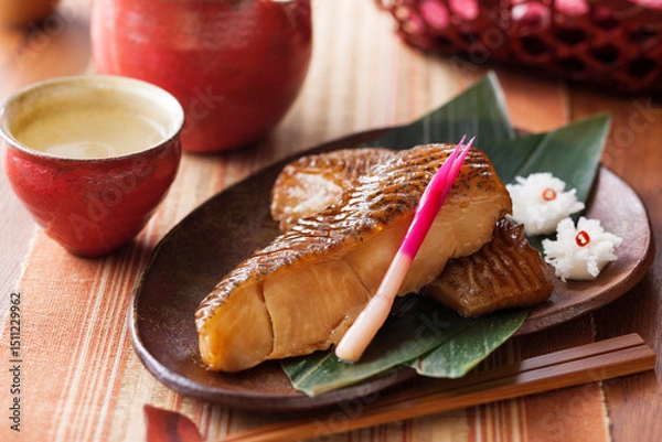 Fototapeta 【カラスガレイの味噌漬け焼きと日本酒】味噌で漬け込み香ばしく焼き上げたカラス鰈です。菊に見立てた蕪と薑を添えて日本酒と愉しむ酒の肴。