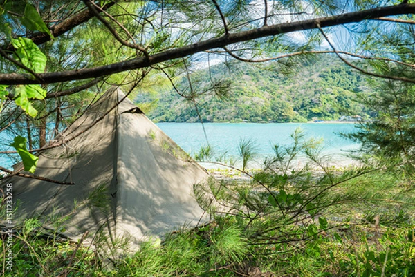 Obraz ソロキャンプ 無骨テント 野外 キャンプ風景 ティピーテント コピースペース 