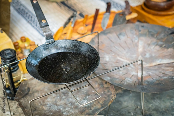 Obraz 焚き火台 ナイフ 包丁 鉄フライパン ソロキャンプ 無骨キャンプ キャンプ道具 キャンプ画像