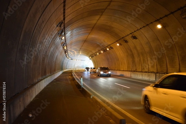 Obraz 海岸道路のシェルター ／ 山形県鶴岡市の海岸に建造されている「油戸シェルター」です。すぐ横が海なので、風や波除けの役目を果たします。また冬期間は、雪から防護するために設置された海岸道路のシェルターです。