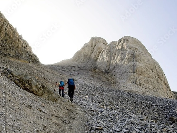 Fototapeta Two hikers climb the Escupidera on the ascent towards Monte Perdido, in the Ordesa National Park in Spain