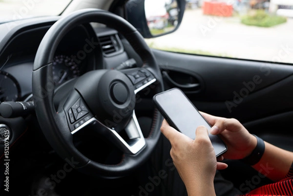 Fototapeta การขับรถโดยเสียสมาธิพร้อมการแจ้งเตือนจากสมาร์ทโฟนและโซเชียลมีเดียในรถ
