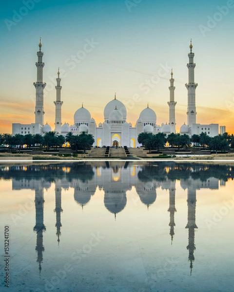 Obraz Sheikh Zayed Mosque in Abu Dhabi, UAE, at dusk with reflection in the water