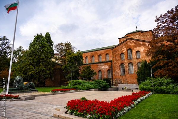 Fototapeta St. Sofia Church and Monument of the Unknown Soldier with Bulgarian Flag in Historic Center of Sofia, Bulgaria