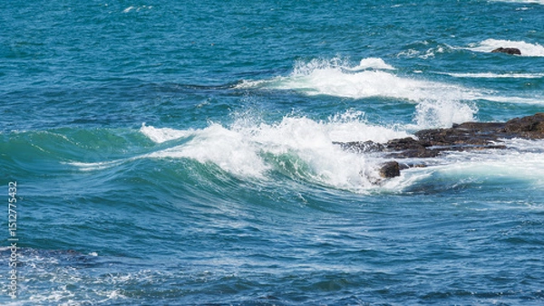 Obraz 岩礁に打ち寄せる波