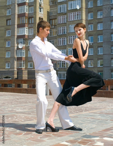 Obraz young couple dancing tango