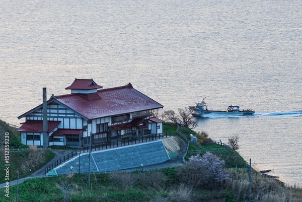 Obraz 漁船が行く海を見下ろす岬の鰊御殿