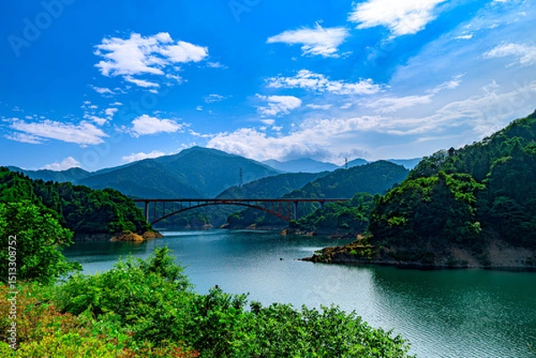Obraz  青空に映える宮ヶ瀬湖と山並みの絶景パノラマ　神奈川県愛甲郡清川村
