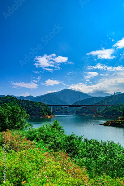 Obraz  青空に映える宮ヶ瀬湖と山並みの絶景パノラマ　神奈川県愛甲郡清川村
