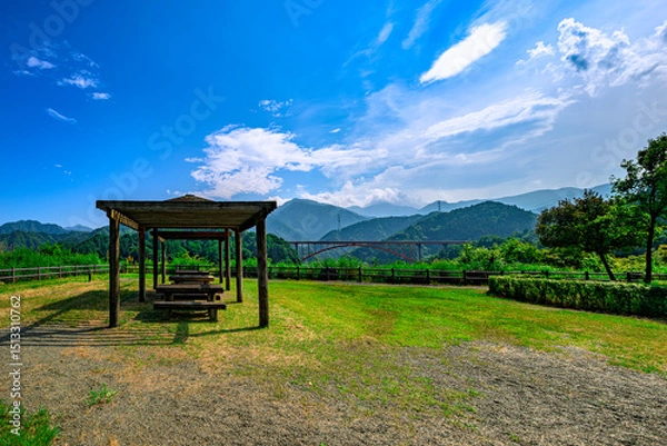 Obraz  芝生の広場に佇む東屋と奥に広がる宮ヶ瀬の山々　宮ヶ瀬湖　神奈川県愛甲郡清川村　